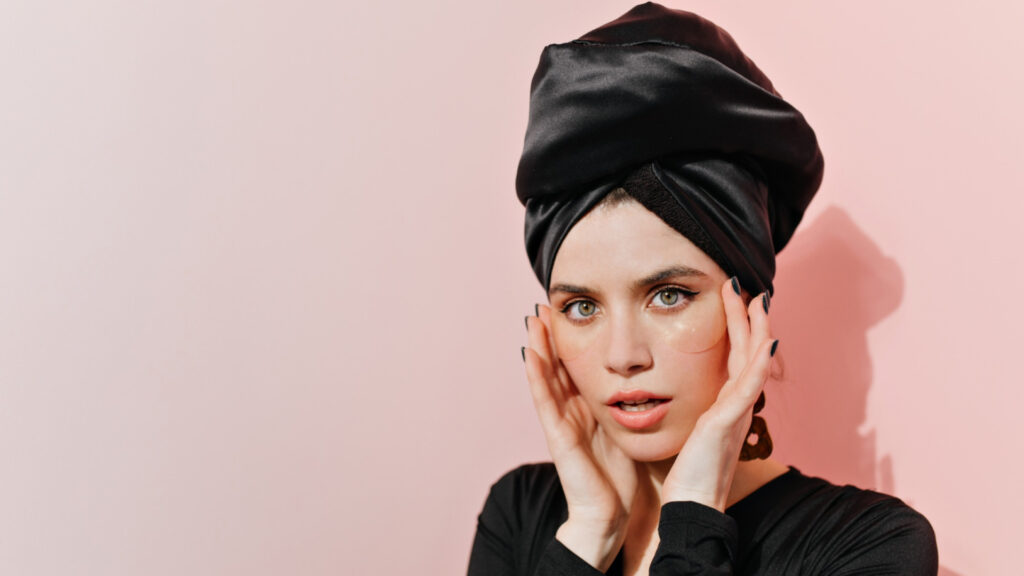 Les secrets d’une chevelure éclatante grâce au bonnet de nuit